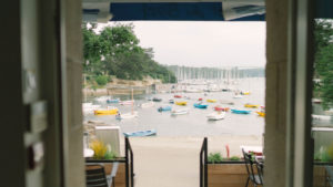 Vue directe sur les bateaux et le port de Sainte-Marine, depuis notre hôtel restaurant bar Bistrot du Bac